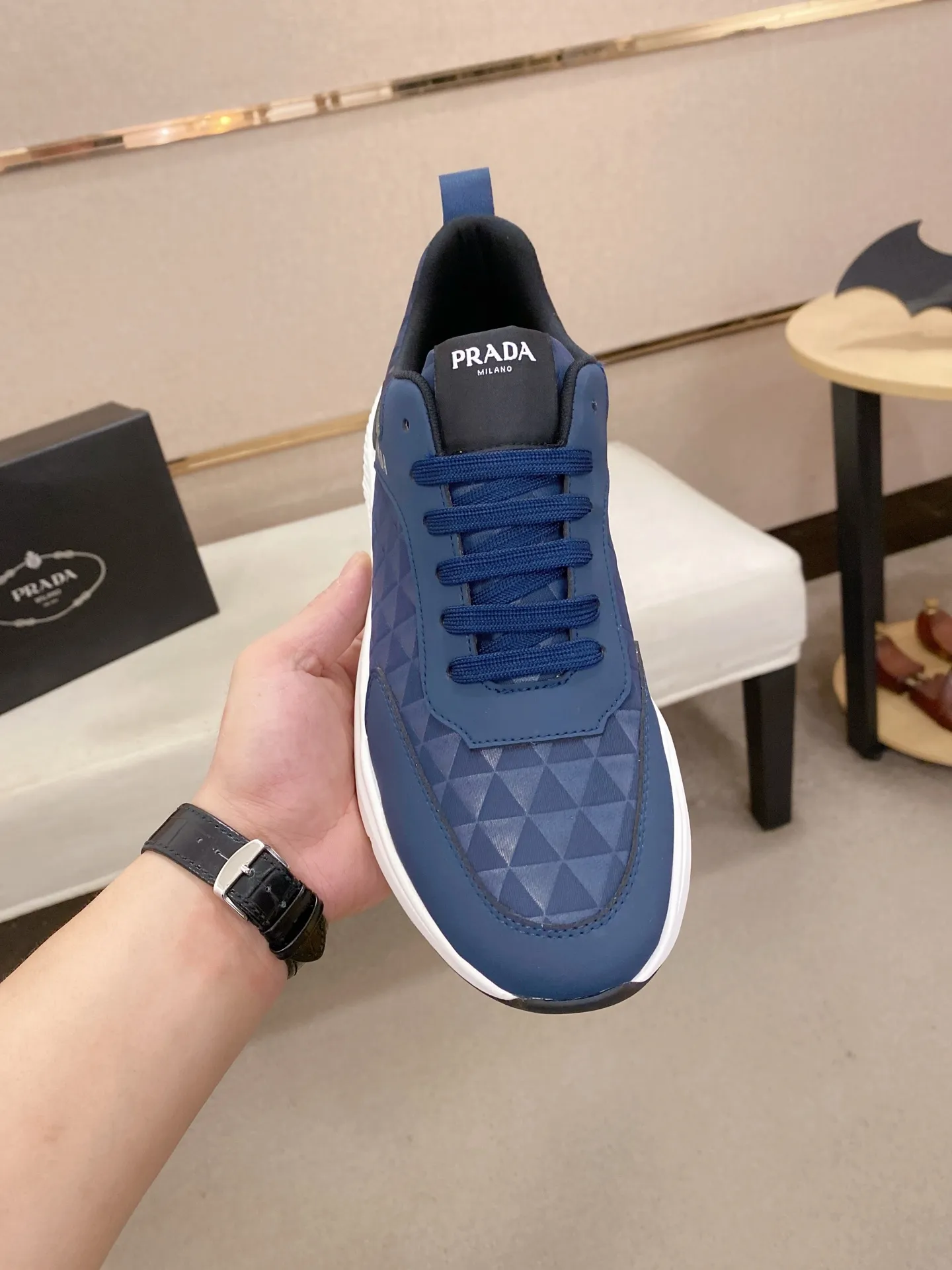 Men's shoes 💰 442💰 ✔️✔️✔️The new PRADA (Prada) counters are launched simultaneously. The new men's shoes and 😘fabrics are made of selected cowhide and waterproof and breathable fabrics. Lining: Breathable mesh lining. 👍🏿 High-end ☄️ air-cushion molded anti-slip rubber outsole, exquisite lines, simple and elegant, comfortable and high-end for leisure travel. Code number: 38 to 44 (45 can be customized and cannot be returned or exchanged)